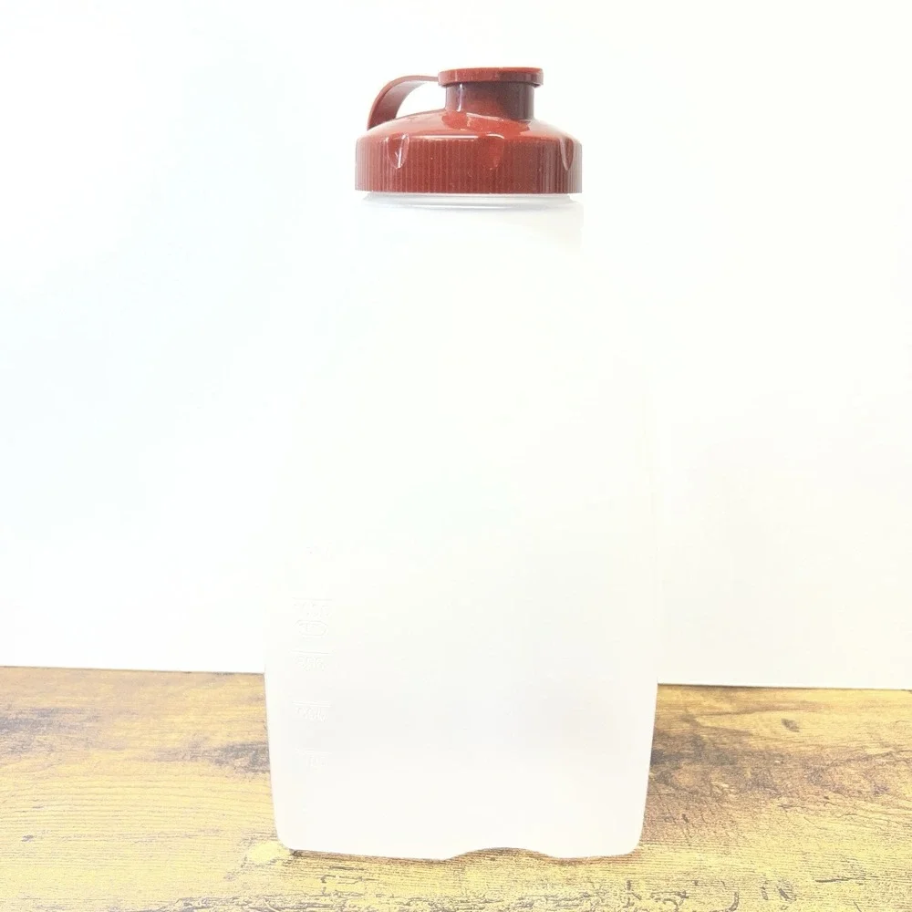 Rubbermaid 2 Quart 64 Oz Servin SaverPitcher Bottle Red Lid Made In‎ USA